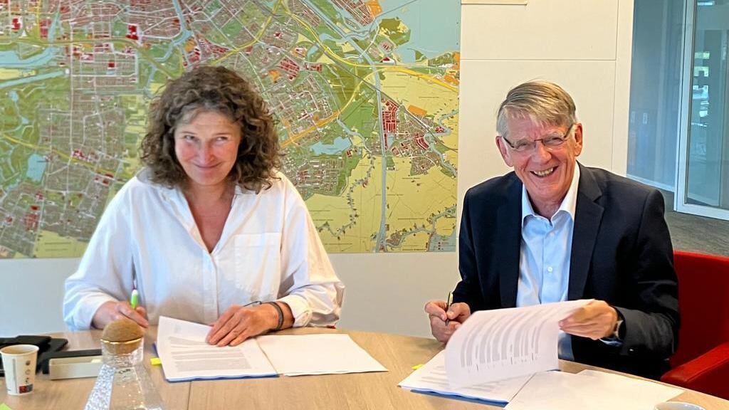 Carolien Schippers, directeur Grond en Ontwikkeling (gemeente Amsterdam) en wethouder Victor Frequin ondertekenden onlangs de samenwerking tussen beiden gemeenten voor de ontwikkeling van Werkstad OverAmstel.
