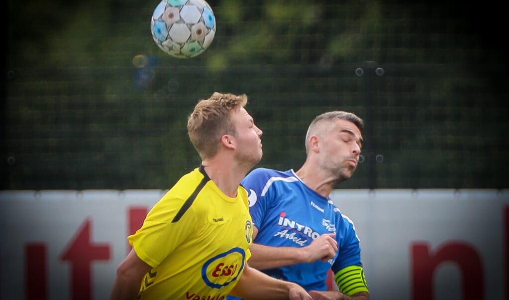 Jarie van Egdom hier in duel met Wilco den Hartog, miste tegen De Merino's een strafschop. Tom de Greef zette Woudenberg even later wél op voorsprong. 