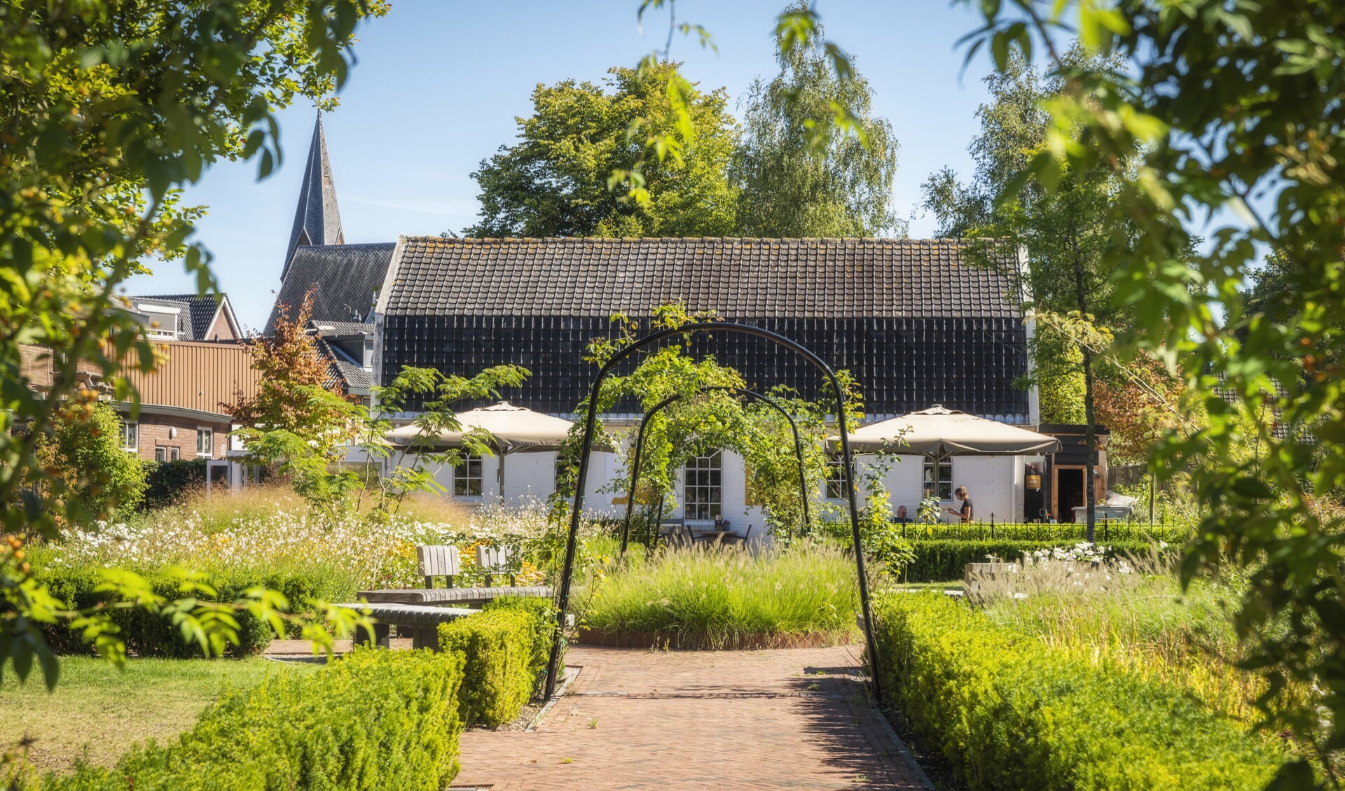 In het centrum van Barneveld ligt ‘de Rozentuin’ met aangrenzend de kenmerkende, witte brasserie.