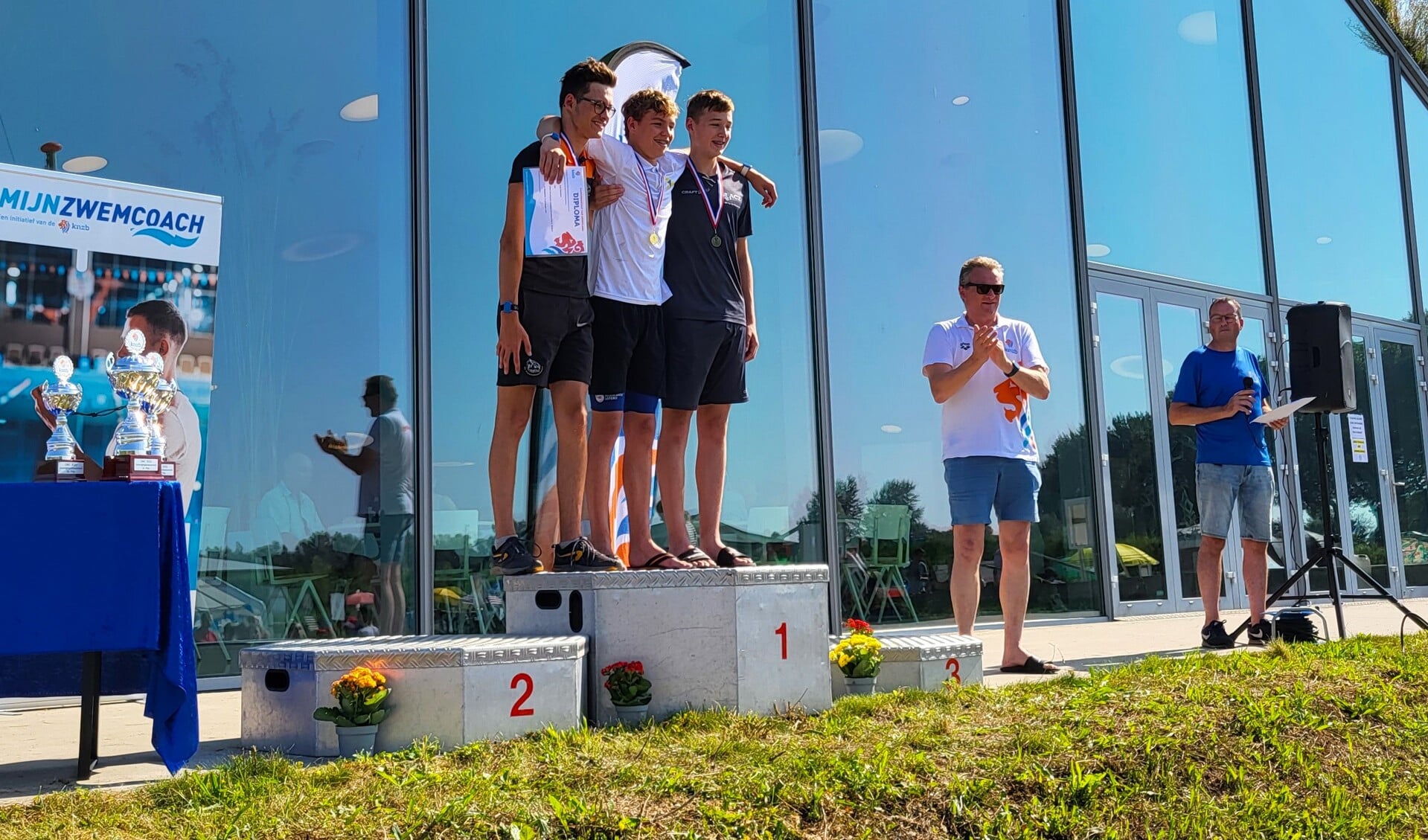 De Nederlands kampioen open water 1500m junioren 3/4 Rijk Leenders (midden).