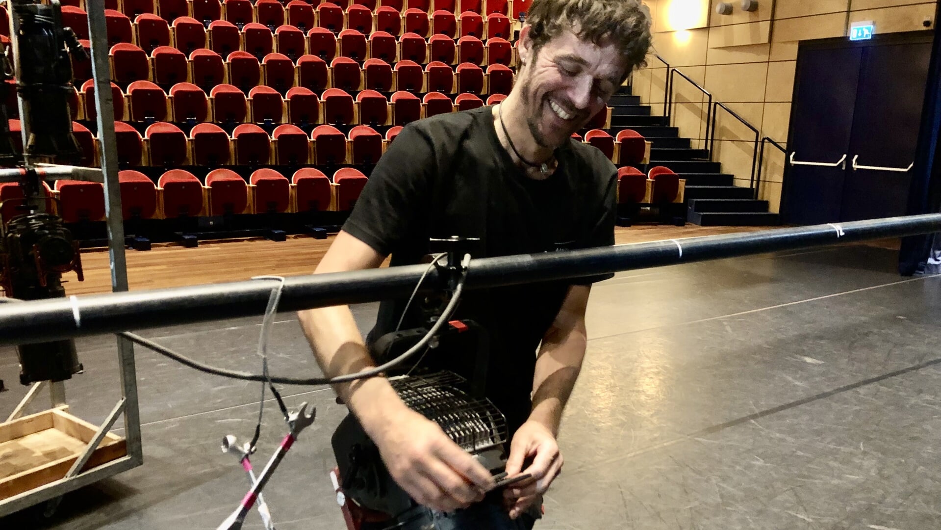 Theatertechnicus Mirek Bos aan het werk in Theater Aan de Slinger