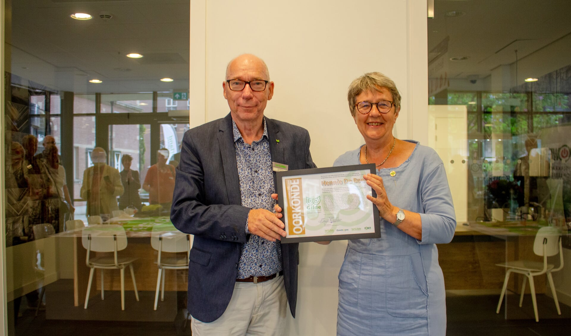 Hennie de Boer met de Gouden Gildespeld en de oorkonde die Rob Hoekstra haar overhandigde.