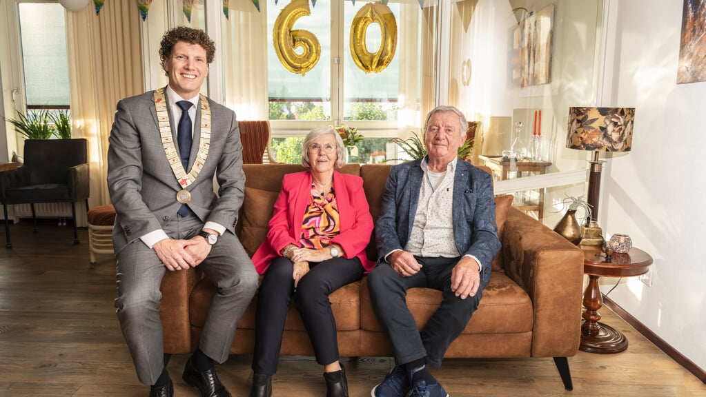 Burgemeester Jacco van der Tak feliciteerde Bertus en Jannie van Deuveren-Florijn met hun zestigjarig huwelijk.