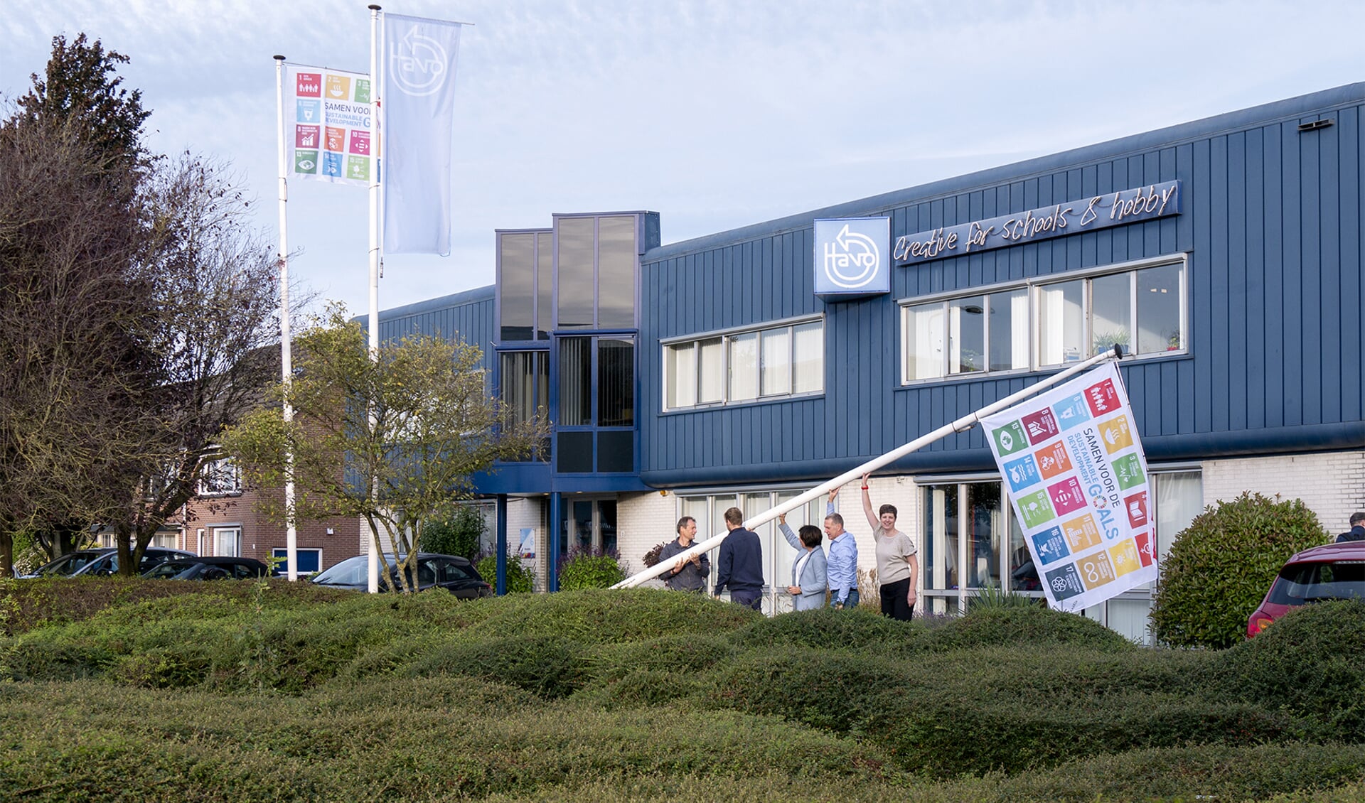 Bij Havo b.v. in Ermelo wordt de kleurrijke Sustainability Development Goals (SDG) vlag gehesen.