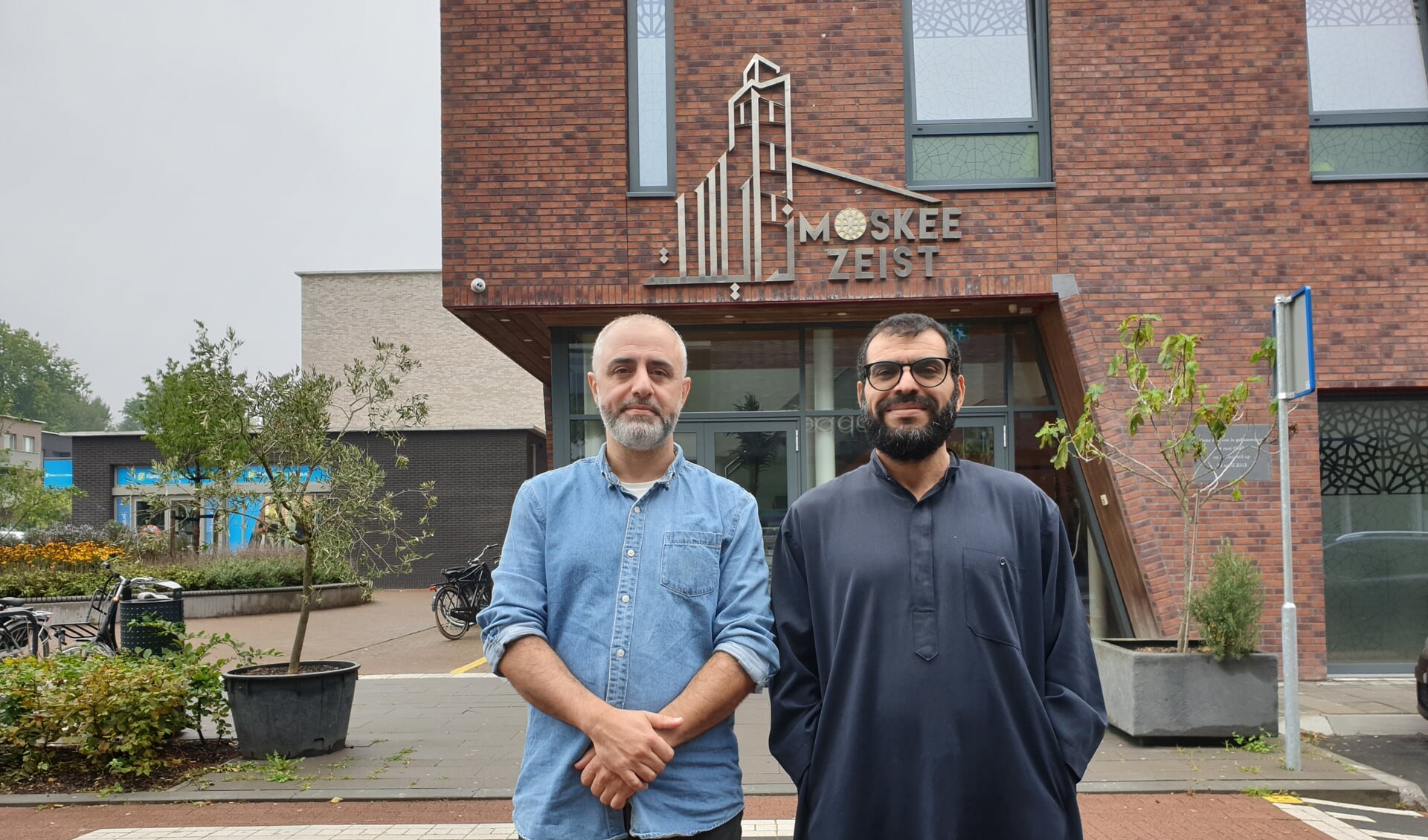Twee bestuursleden van de Moskee Zeist: secretaris Samir Azzouzi (links) en Ab Achamrouk van de commissie Jongeren.