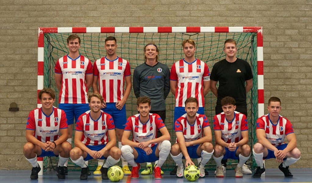De complete selectie van SV Putten 1. 