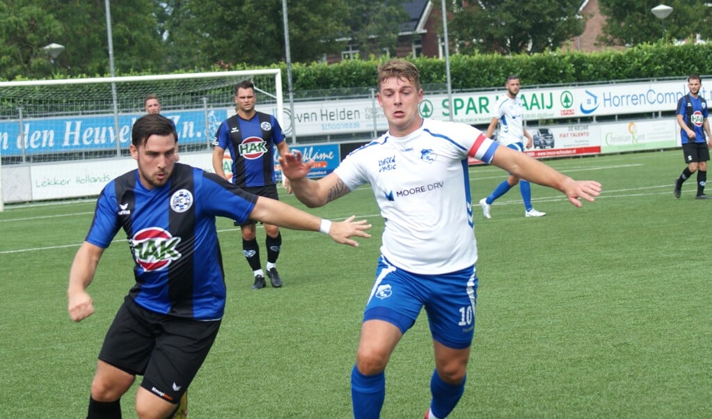 Tweevoudig doelpuntenmaker Marciano Simonis (r) 