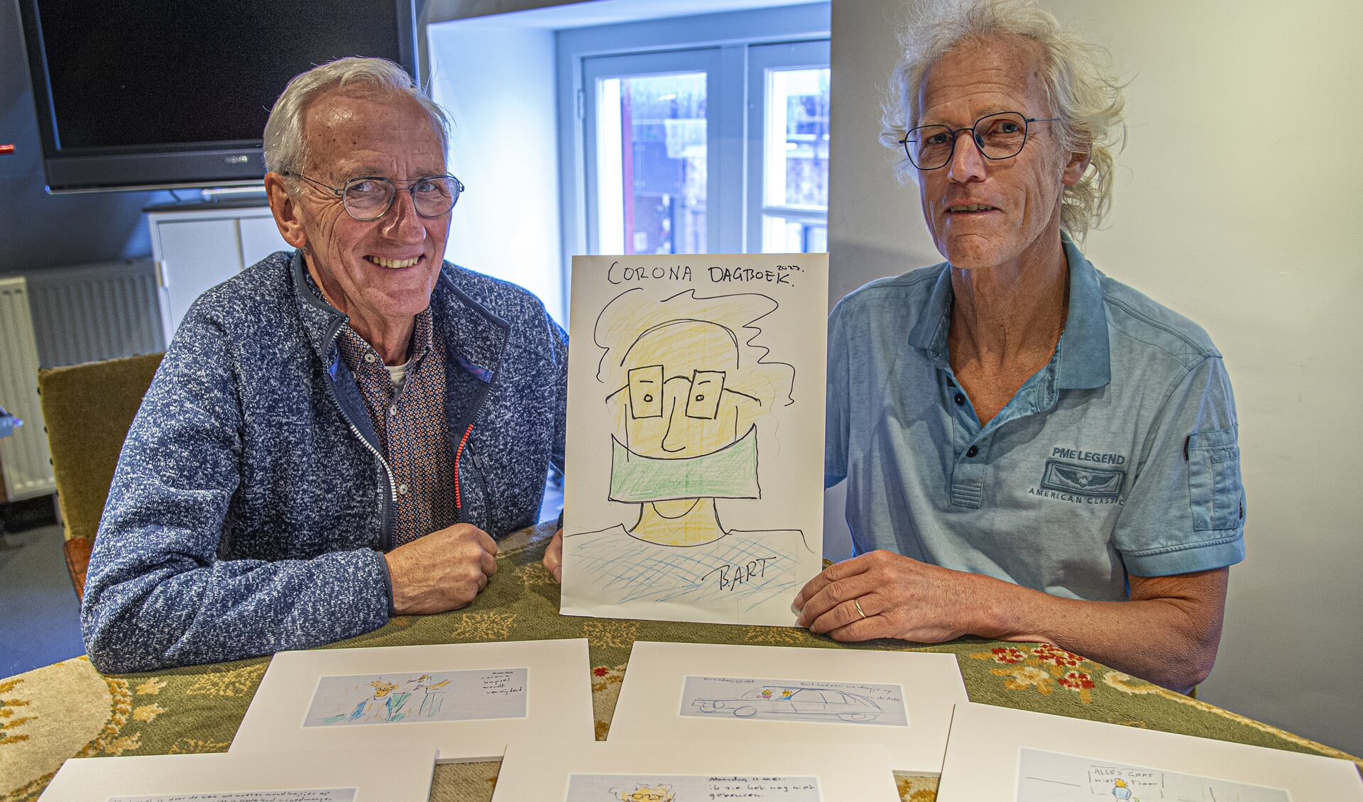 Jan Cozijnsen, voorzitter Stichting Oud Nijkerk (links) ontvangt de schenking van Bart Kamphuis.