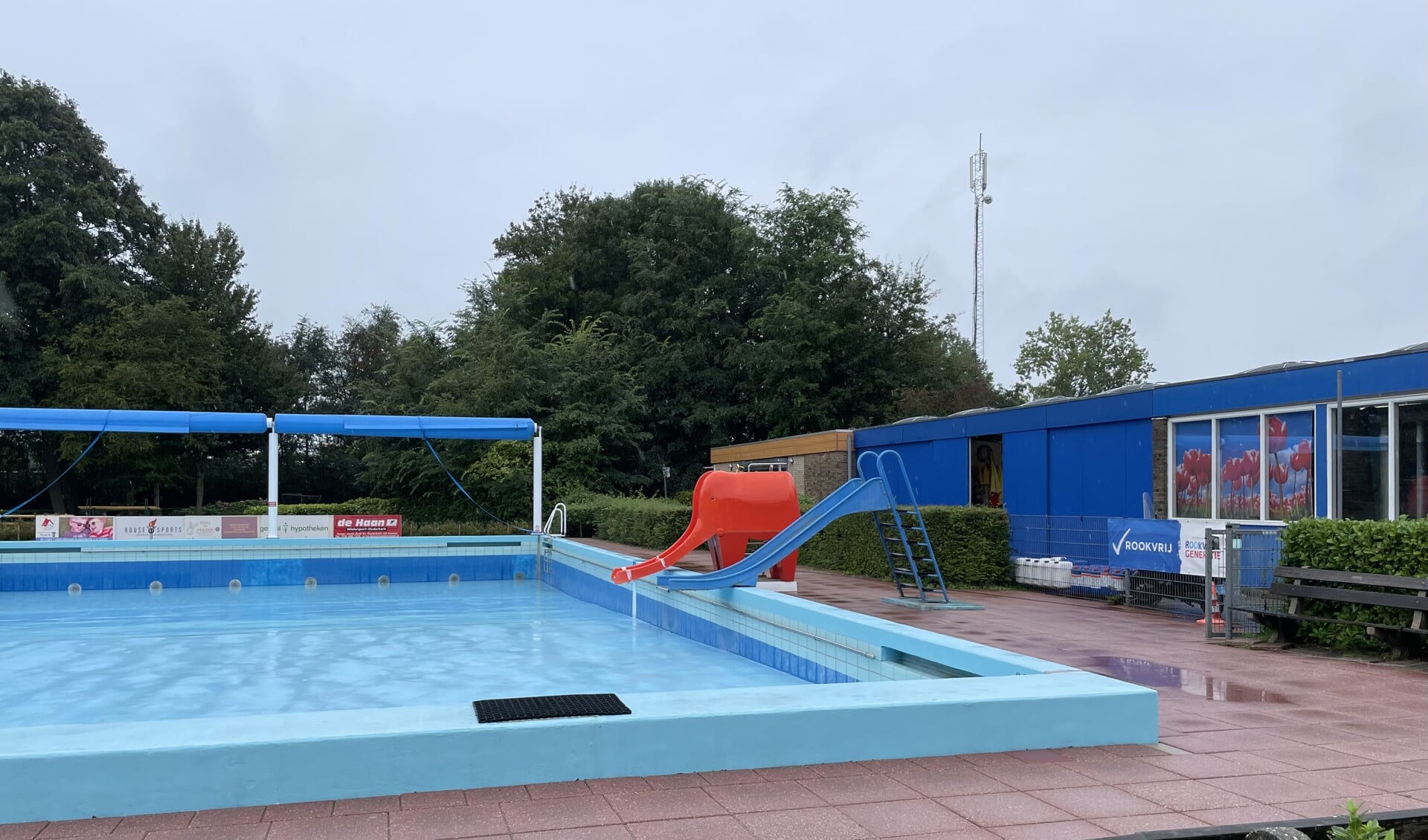 Het is stil in het Amstelbad. De baden zijn leeg en de boel wordt winterklaar gemaakt.