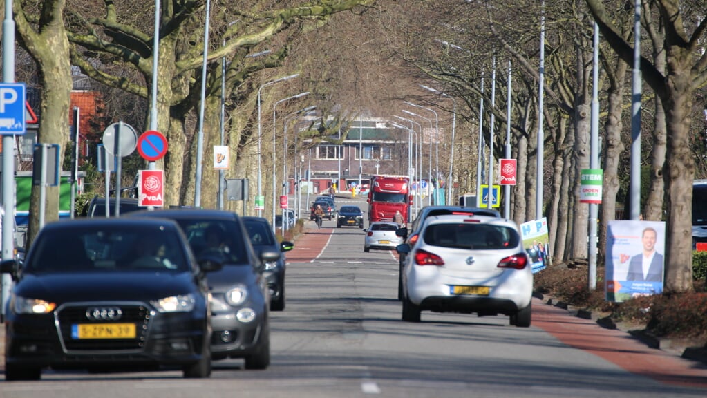 De Sloterweg al kaarsrecht lint door het dorp, maar niet geschikt voor zwaar vrachtverkeer.