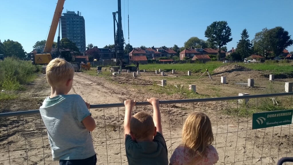 Kinderen-Anne-Frankschool-versieren-paal-voor-nieuwbouw-Van-Zomerenlaan-in-Gorinchem