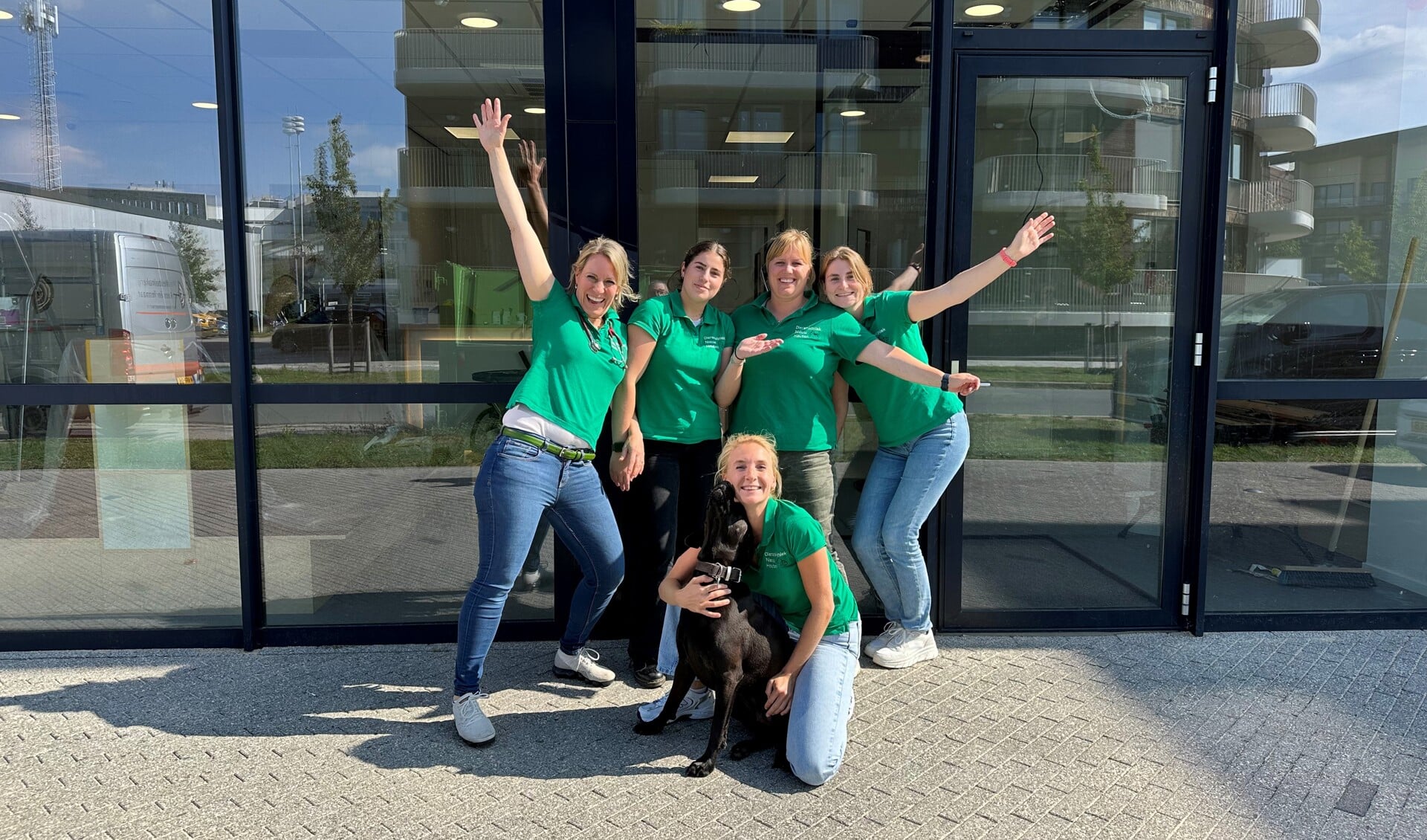 Team van Dierenkliniek Nieuw Houten voor het nieuwe pand