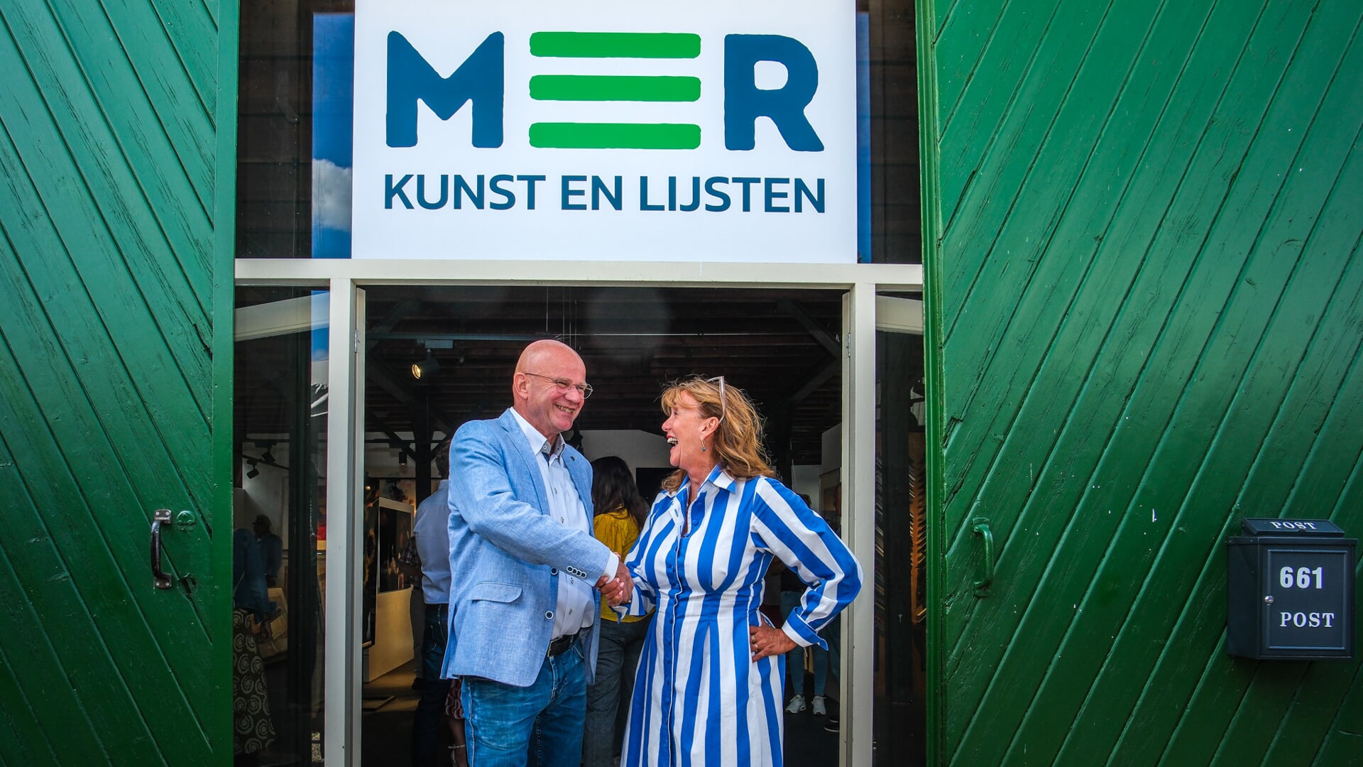 Wethouder Marja Ruigrok feliciteert Gijs van Wijk.