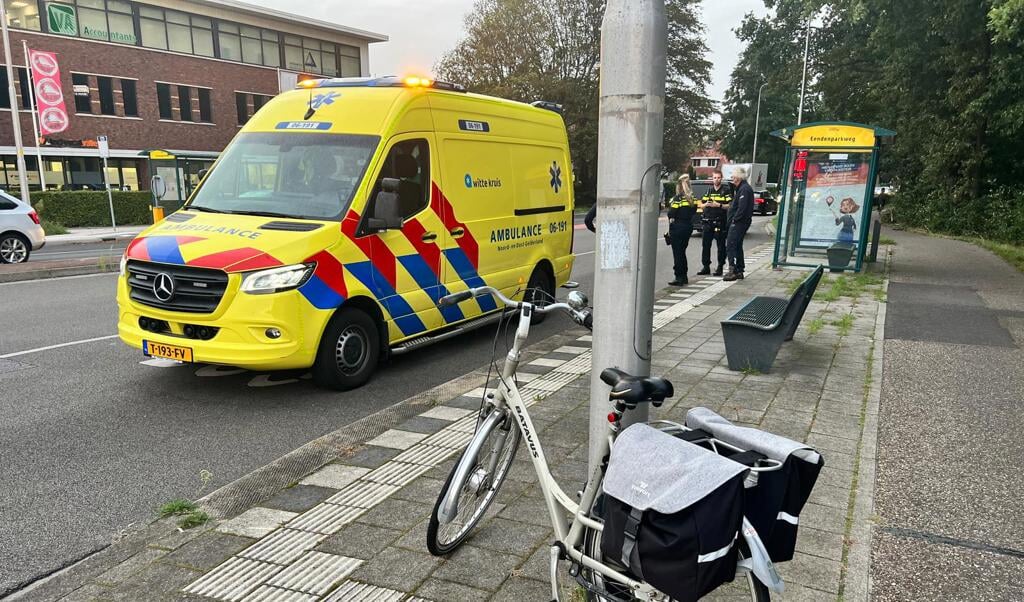 Op de rotonde bij Schouten aan de Harderwijkerweg in Ermelo heeft een ongeval plaatsgevonden tussen een auto en een fietser.