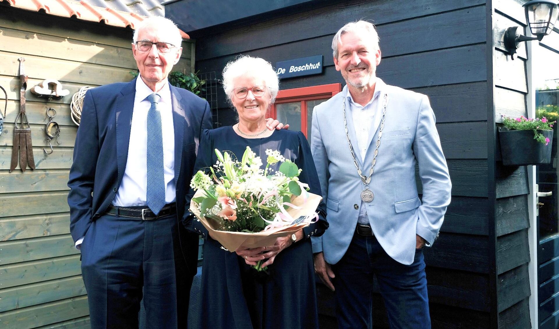 Jan Bosch en Ger Bosch-van de Weerd kregen burgemeester Hans van der Pas op bezoek die het echtpaar kwam feliciteren met hun 60-jarig huwelijk. 