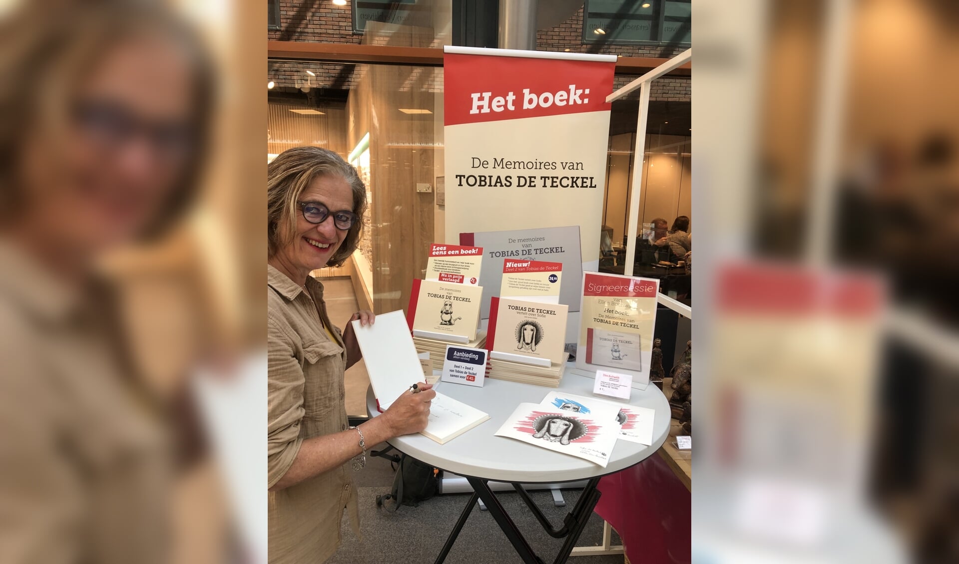 Ellen Buchwaldt signeert haar boek Tobias de teckel 