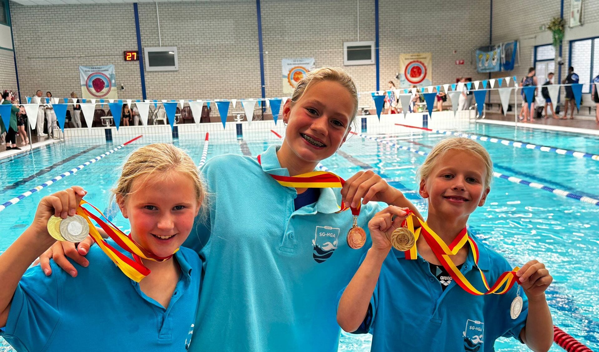 Cindy, Sarah en Lindsey tonen trots hun medailles