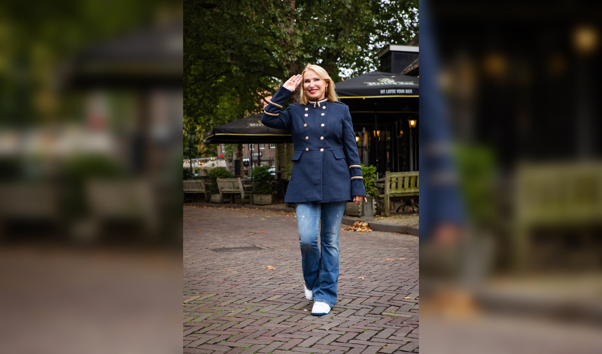 Sasja in een jas van KL the Label en een jeans van Elias Rumelis