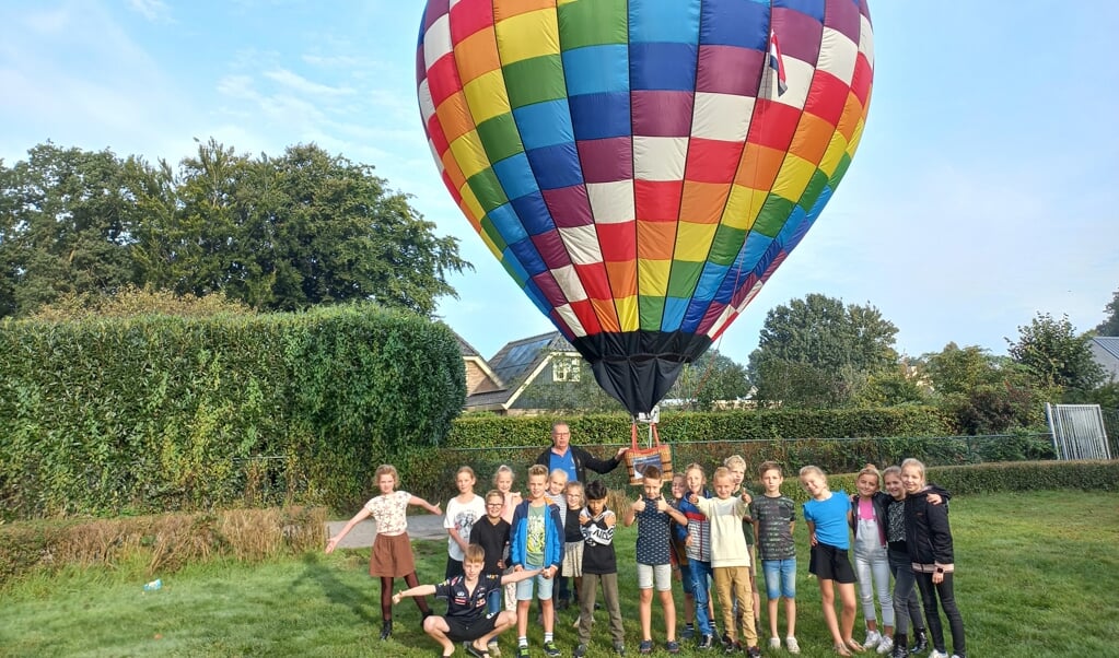 De kinderen van groep 5 van De Schuilplaats met Sytse Rakhorst en zijn modelluchtballon