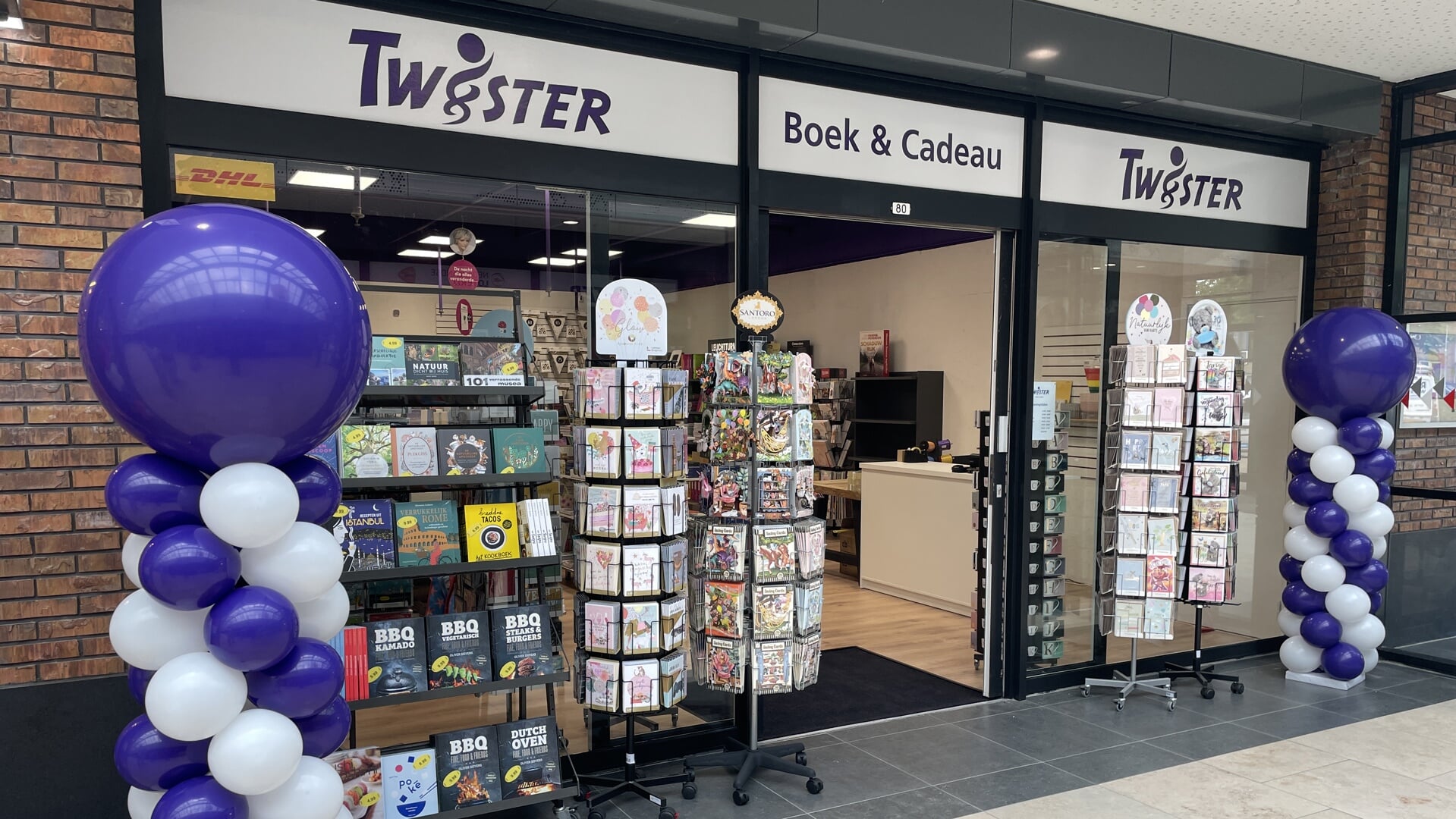 Twister Boek en Cadeau is in winkelcentrum Westwijk gevestigd tegenover de 'oude' winkel.