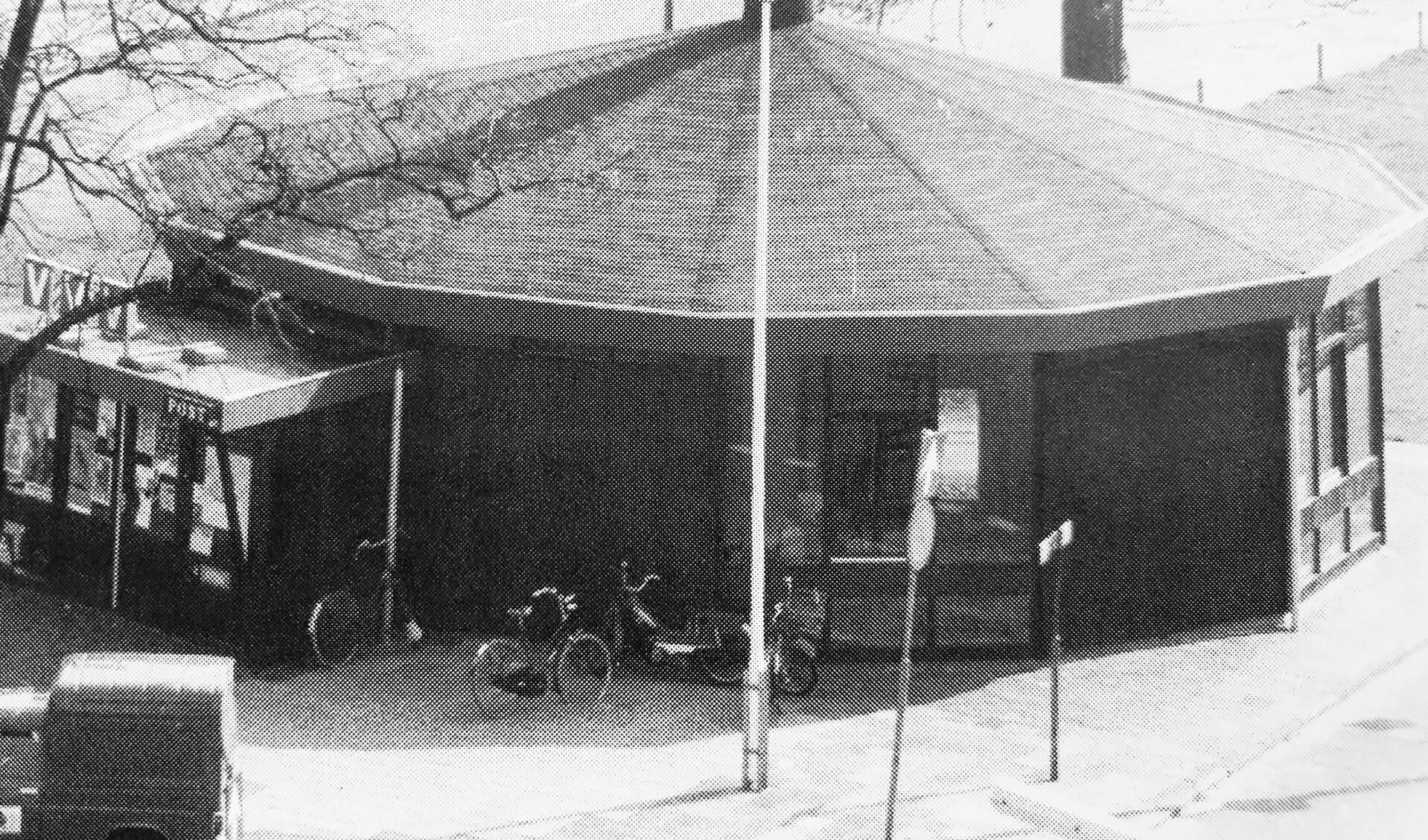 Het oude VVV kantoor op het Stationsplein van 1976 tot 1990.  