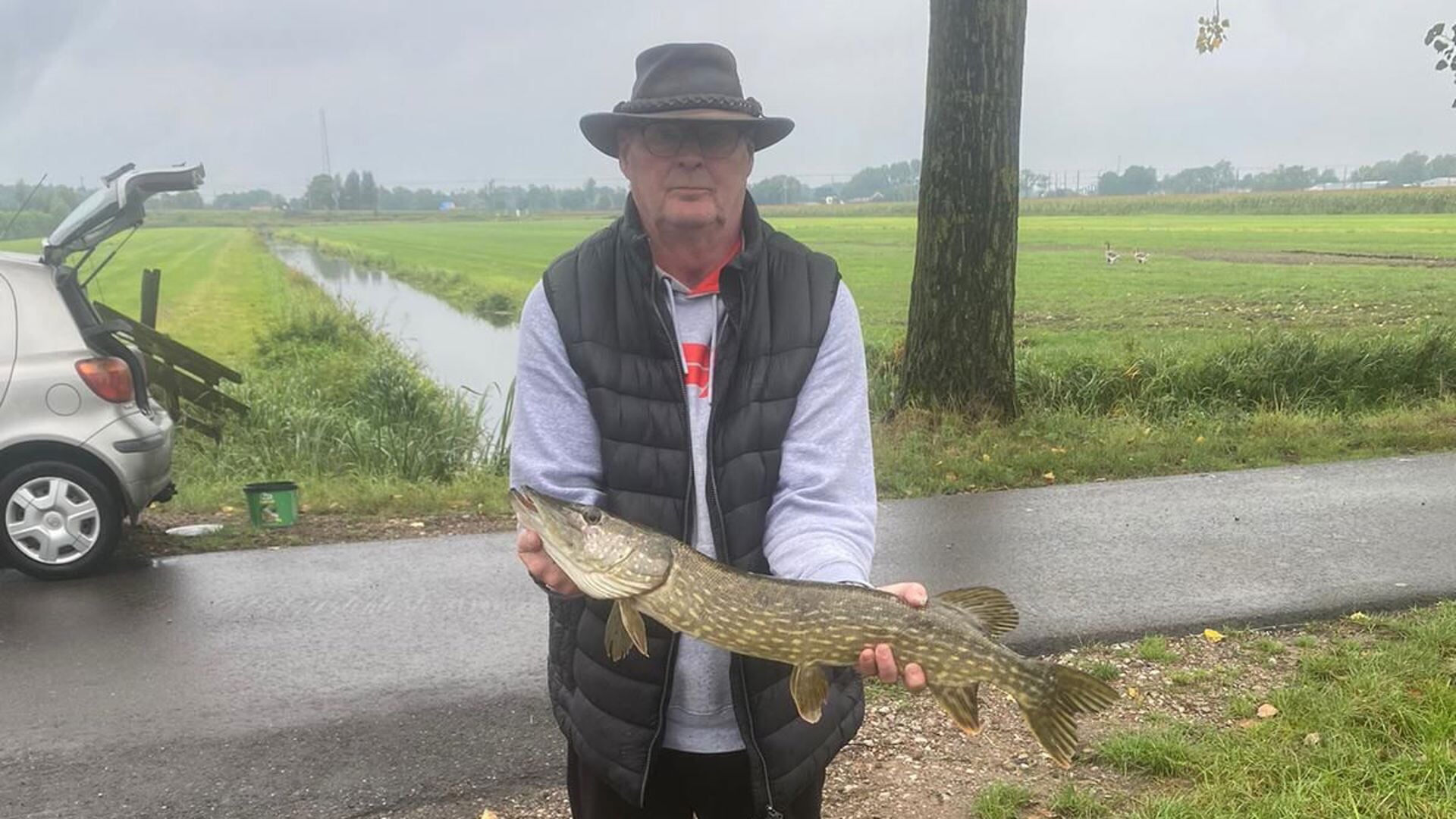 Willem Sloezarwij met een snoek van 83 cm