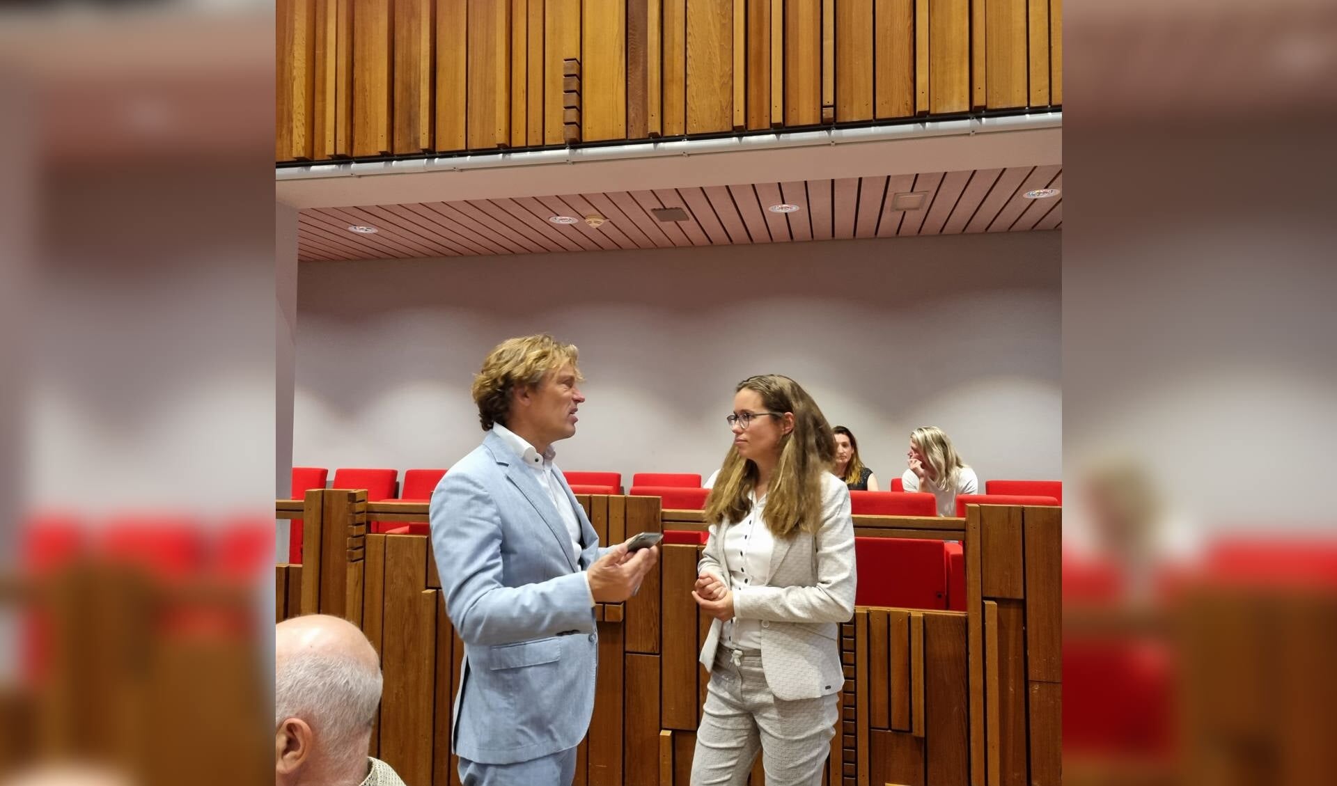 Wethouder Johnas van Lammeren in gesprek met zijn partijgenote Natanja Vreugdenhil.