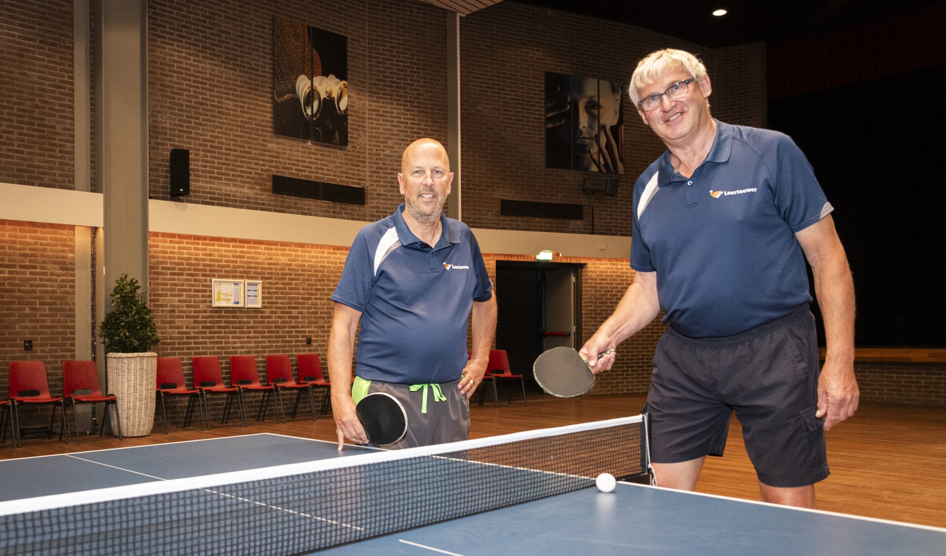 Jaap van de Bovenkamp (links) en Gert Boon in vol ornaat in de Veluwehal. TTV Barneveld vierde onlangs het vijftigjarig bestaan.