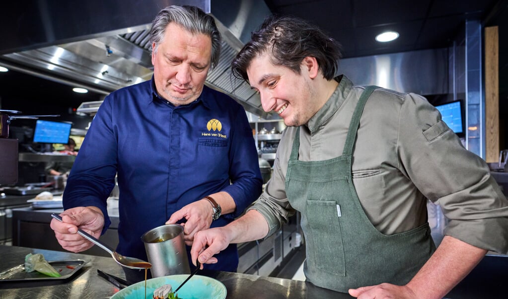 Patron-cuisinier Hans van Triest en chef-kok Devin Looijschelder van Kasteel Kerckebosch serveren in hun gerecht 'De Toekomst' plantaardig vlees van Redefine Meat.