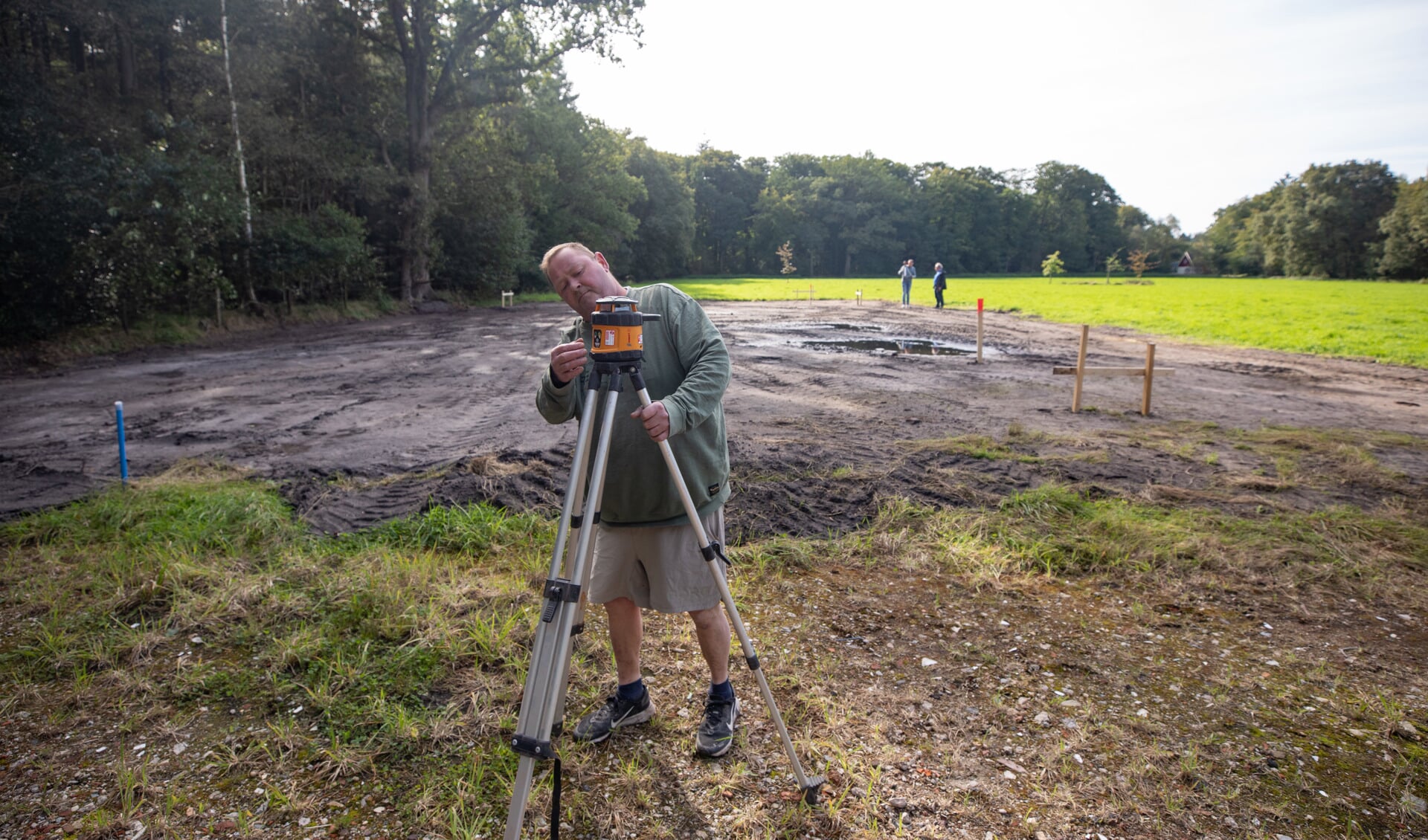 Eerste paal theehuis Overbosch Lage Vuursche de grond in.