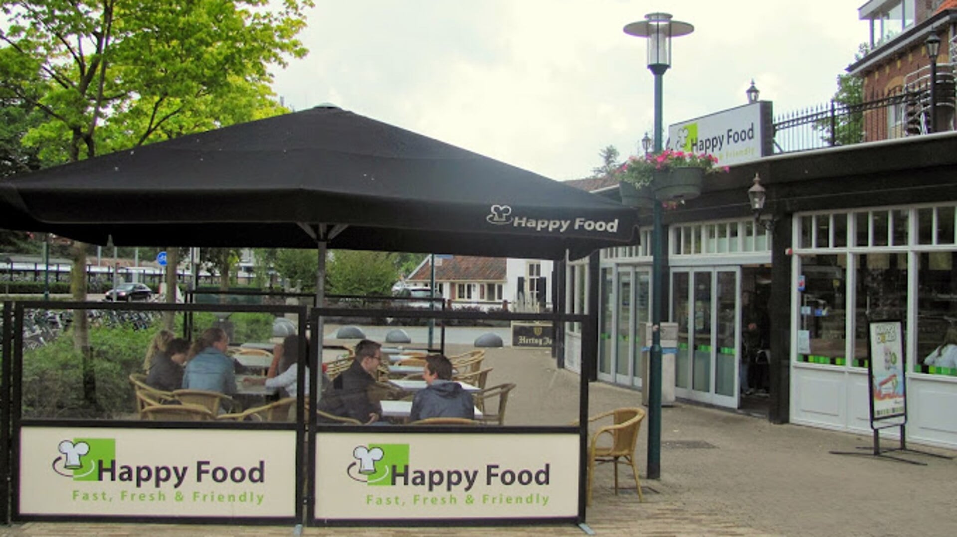 Cafetaria HappyFood in het centrum van Barneveld, naast restaurant De Hebberd.