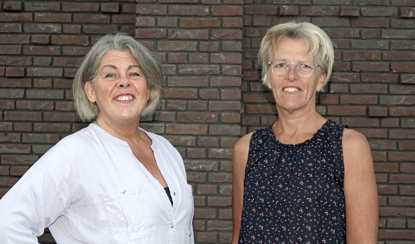 Dirigente Lisette van de Loo (links) en pianiste Martine van Veen.
