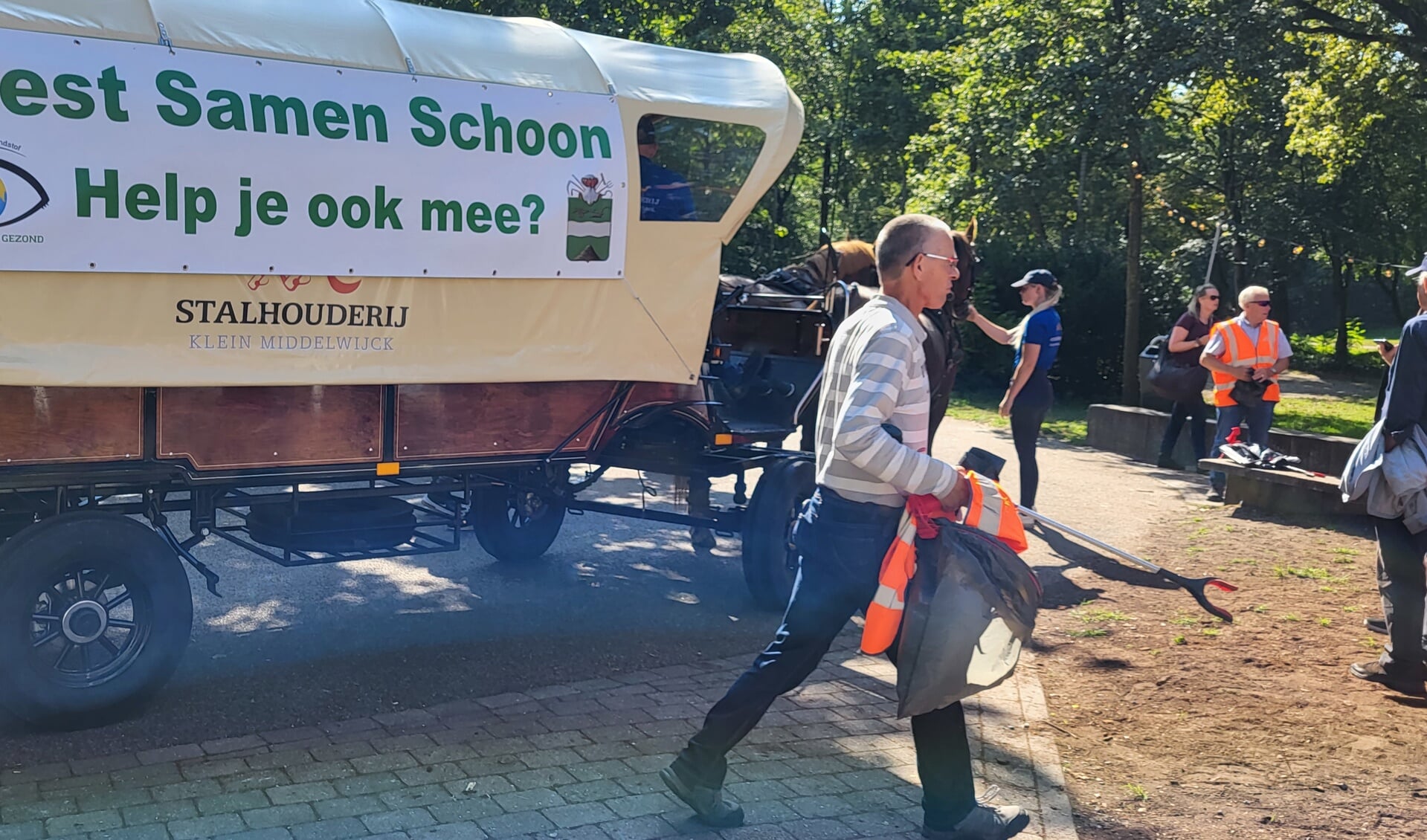 Vrijwilligers van Stichting VAnG op zwerfvuiljacht tijdens Keep It Clean Day