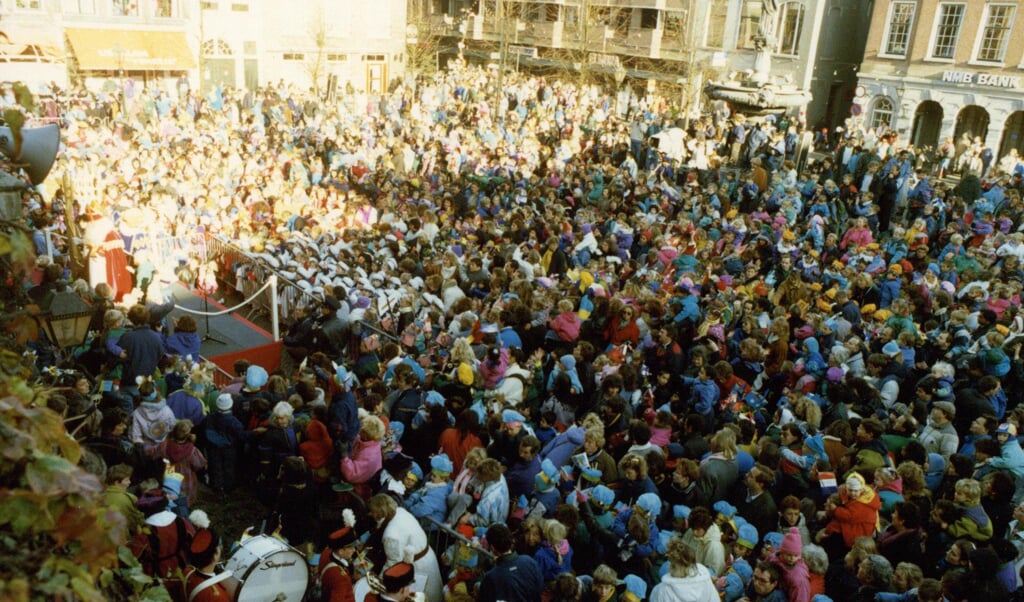 Een bomvolle Grote Markt bij de intocht in 1989