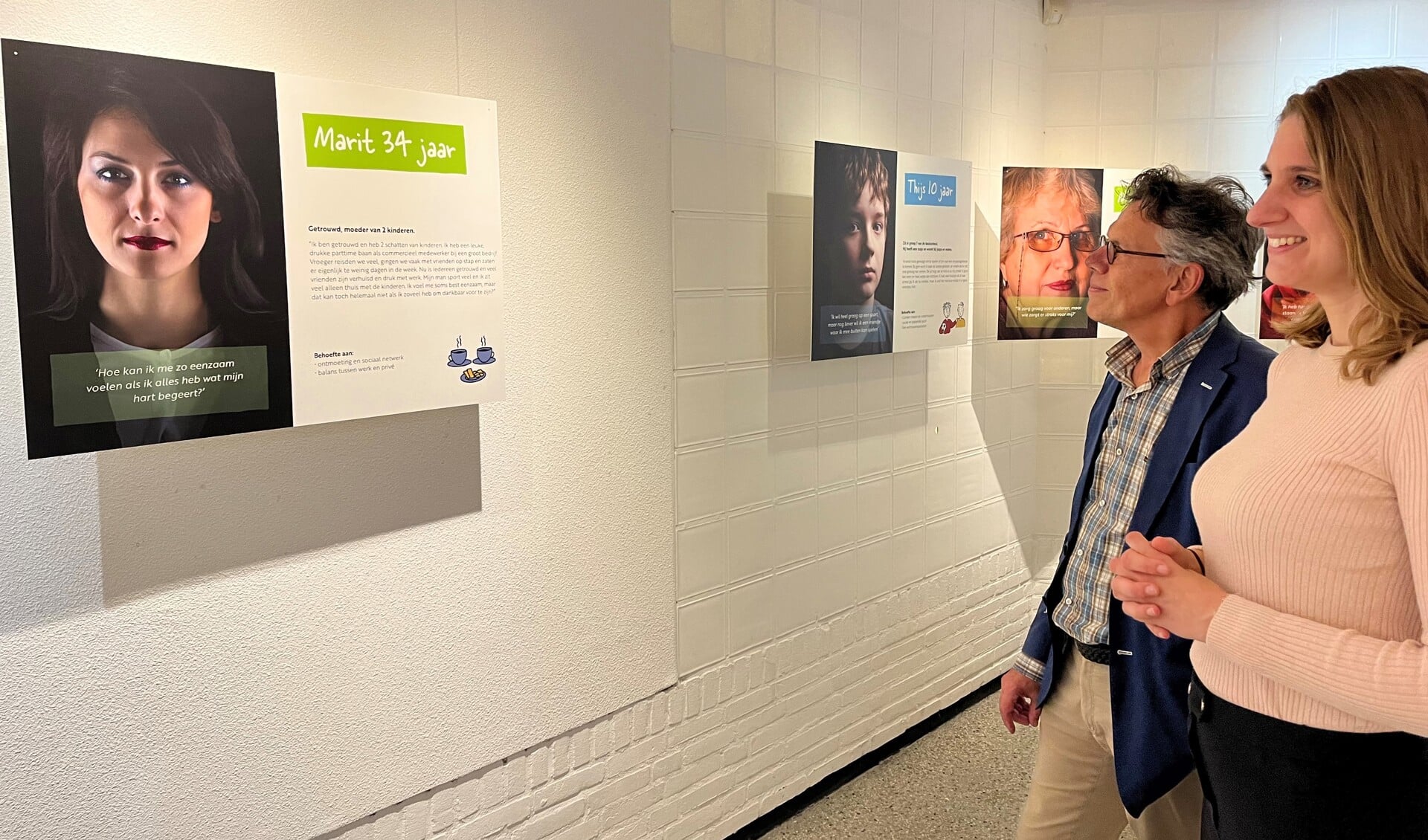 Wethouder Liesa van Aalst opende de expositie 'De tien gezichten achter eenzaamheid'.
