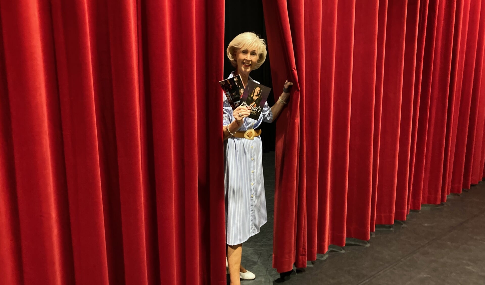 Astrid van Schaik op de planken van theater Stroud.