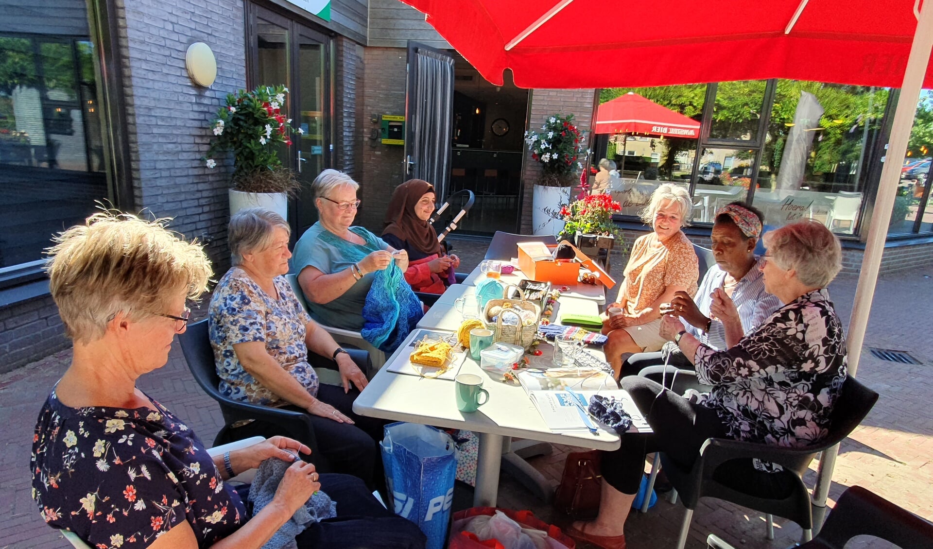 Afgelopen week zaten de deelnemers van het Creatief Café op het terras van het dorpshuis.
