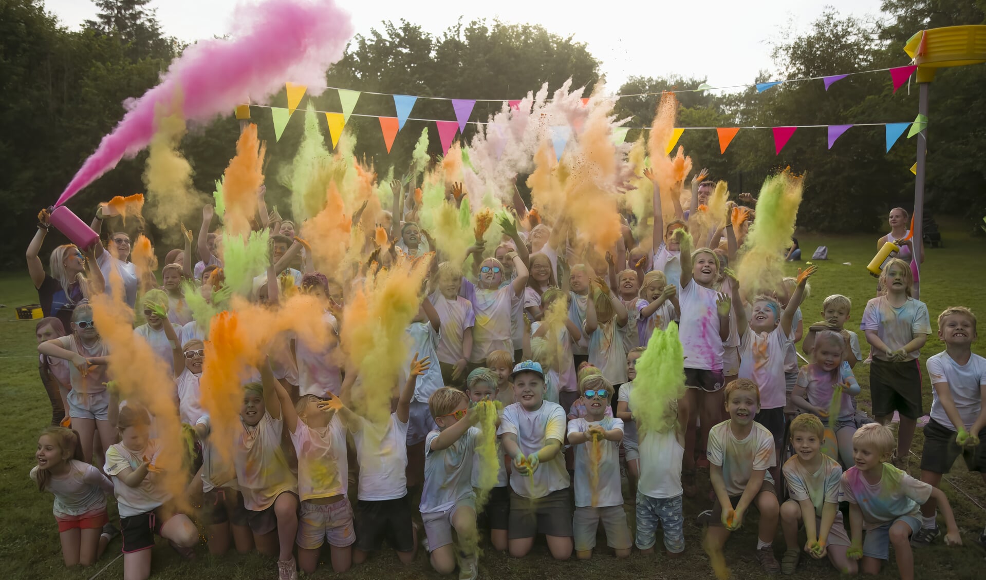 150 lopers haalden tijdens de colorrun van Dindoa een bedrag van 7.300 euro bijeen.
