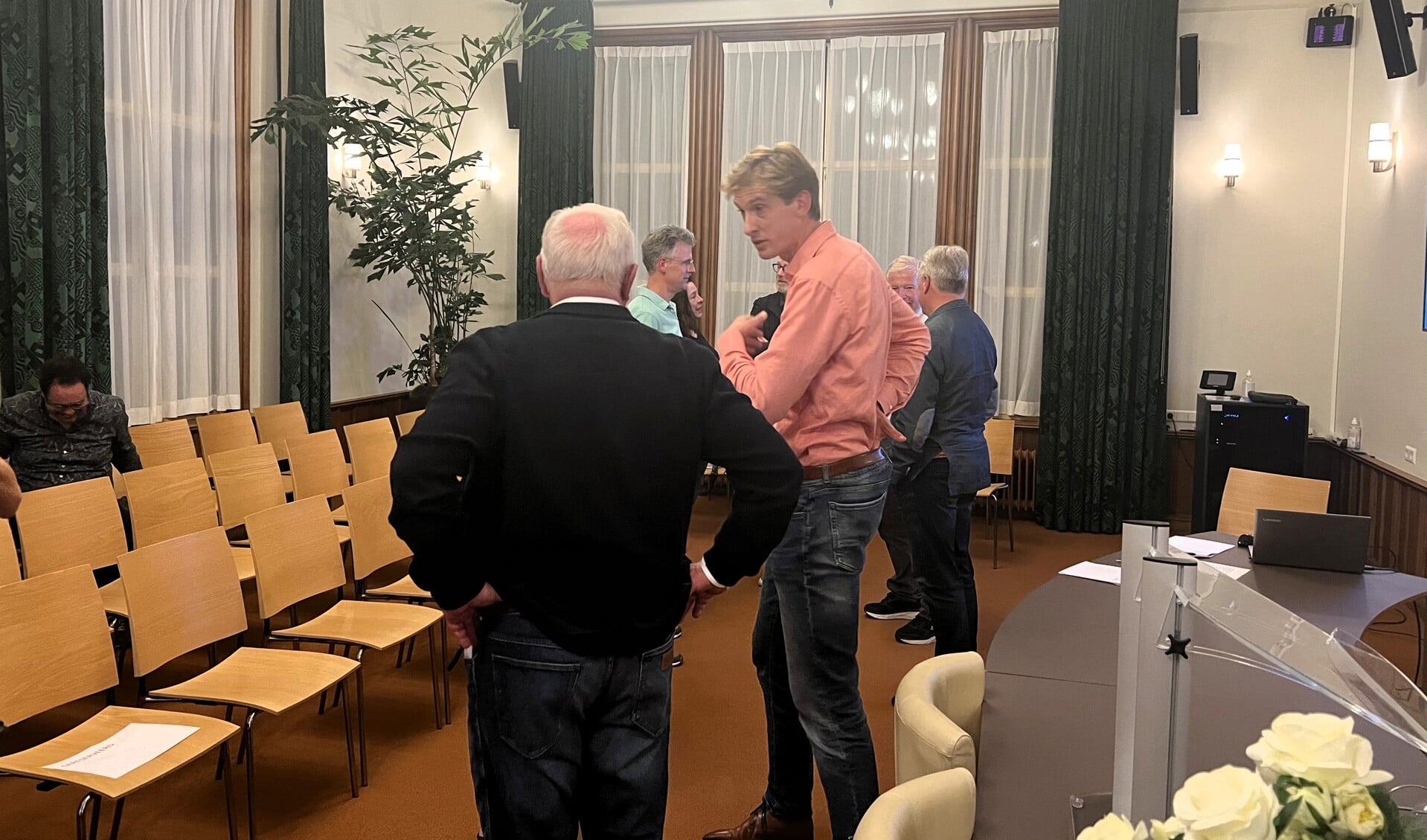 Cultuurambtenaar Menno Wiegman (midden) in gesprek met enkele culturele zzp'ers na de informatieavond.