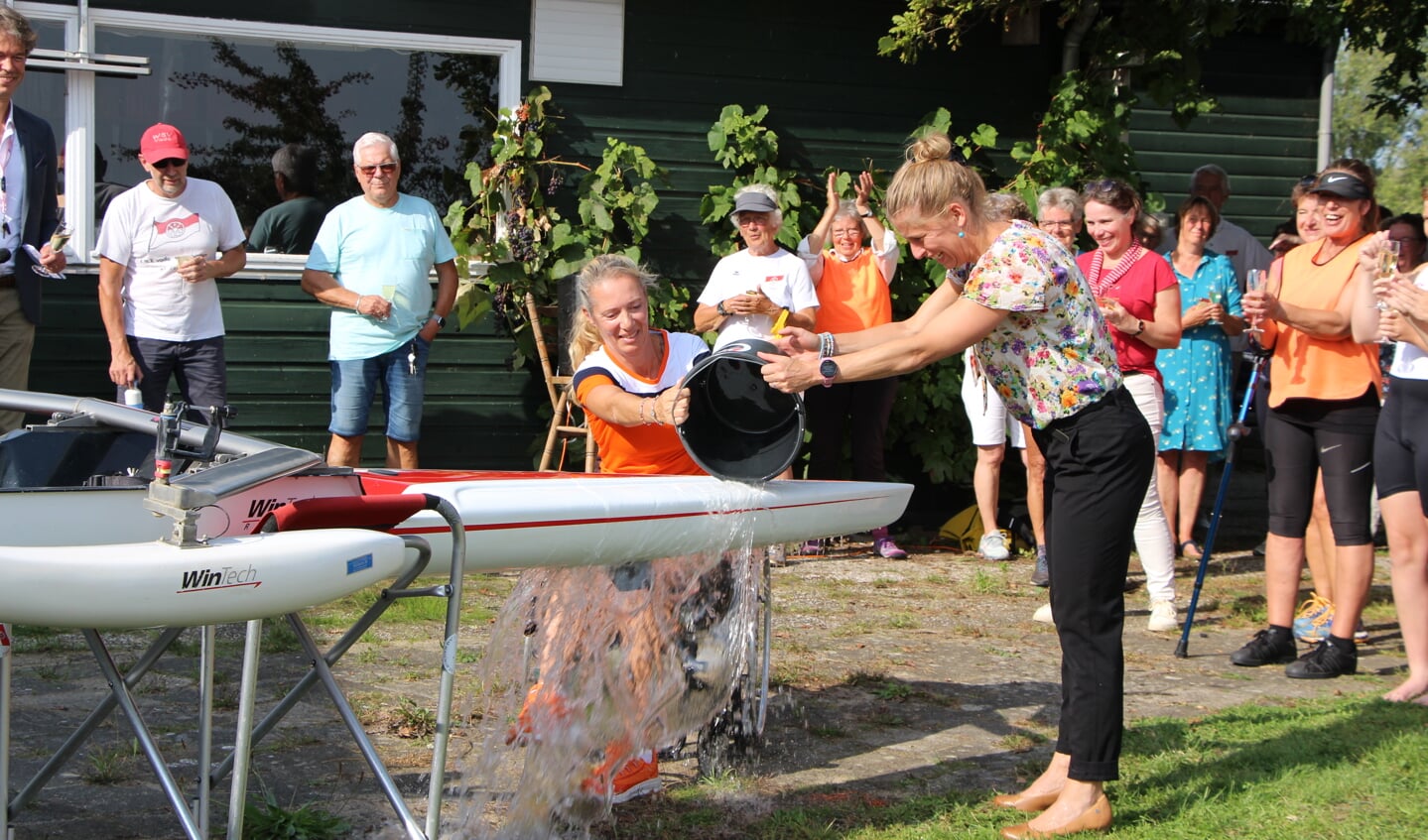 Esther van der Loos en Marije Eleveld dopen samen de para-skiff. 