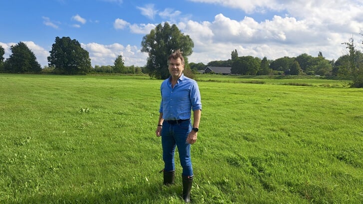 Ondernemer Hans van Dijk op de plek waar hij graag een zonneveld wil realiseren. 