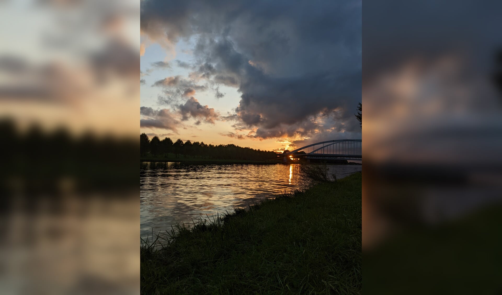 Zonsondergang aan het Amsterdam Rijnkanaal