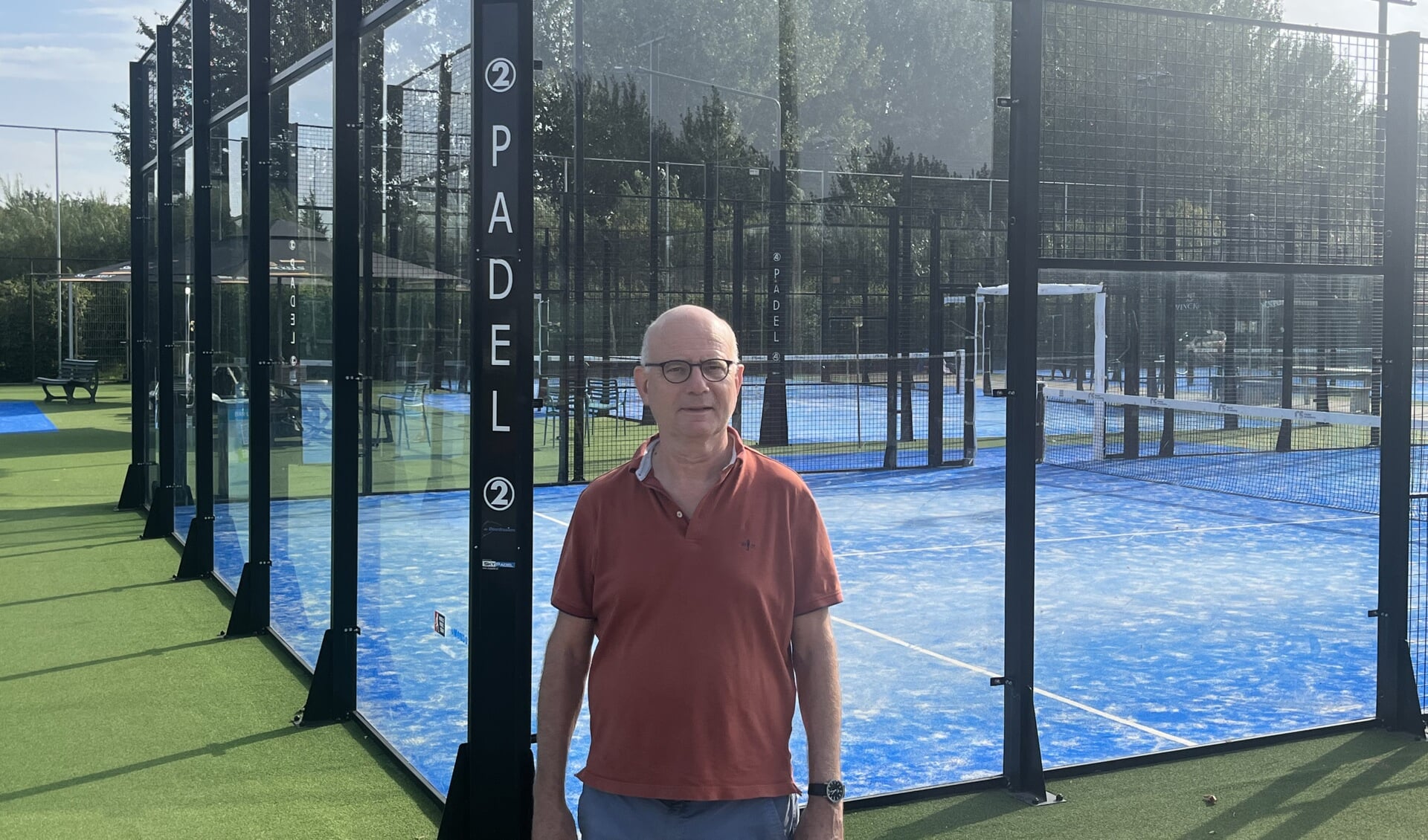 Secretaris Jan Willem van Henten bij het Plaza de Padel.