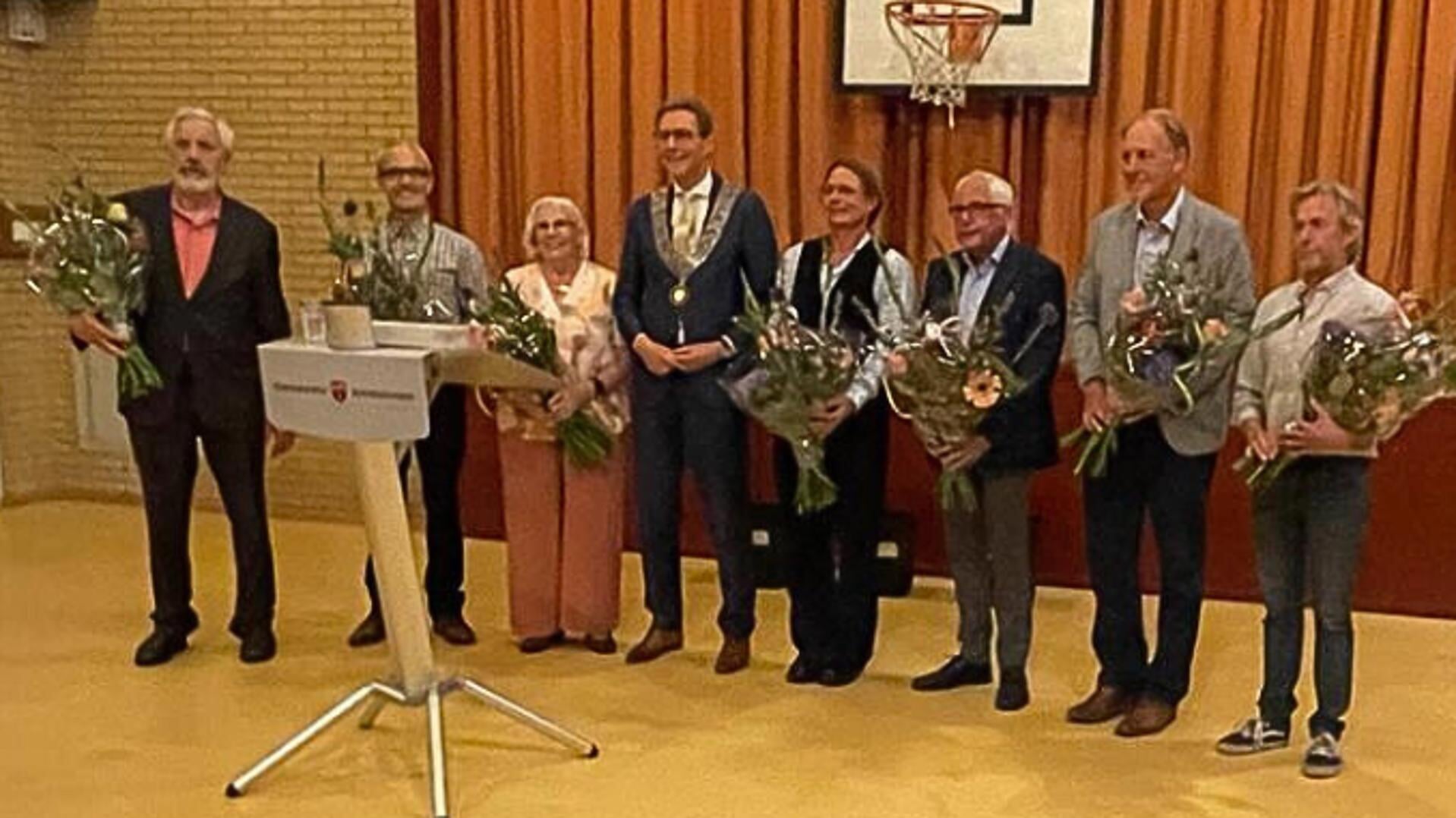 De leden van de nieuwe Dorpsraad met burgemeester Poppens.