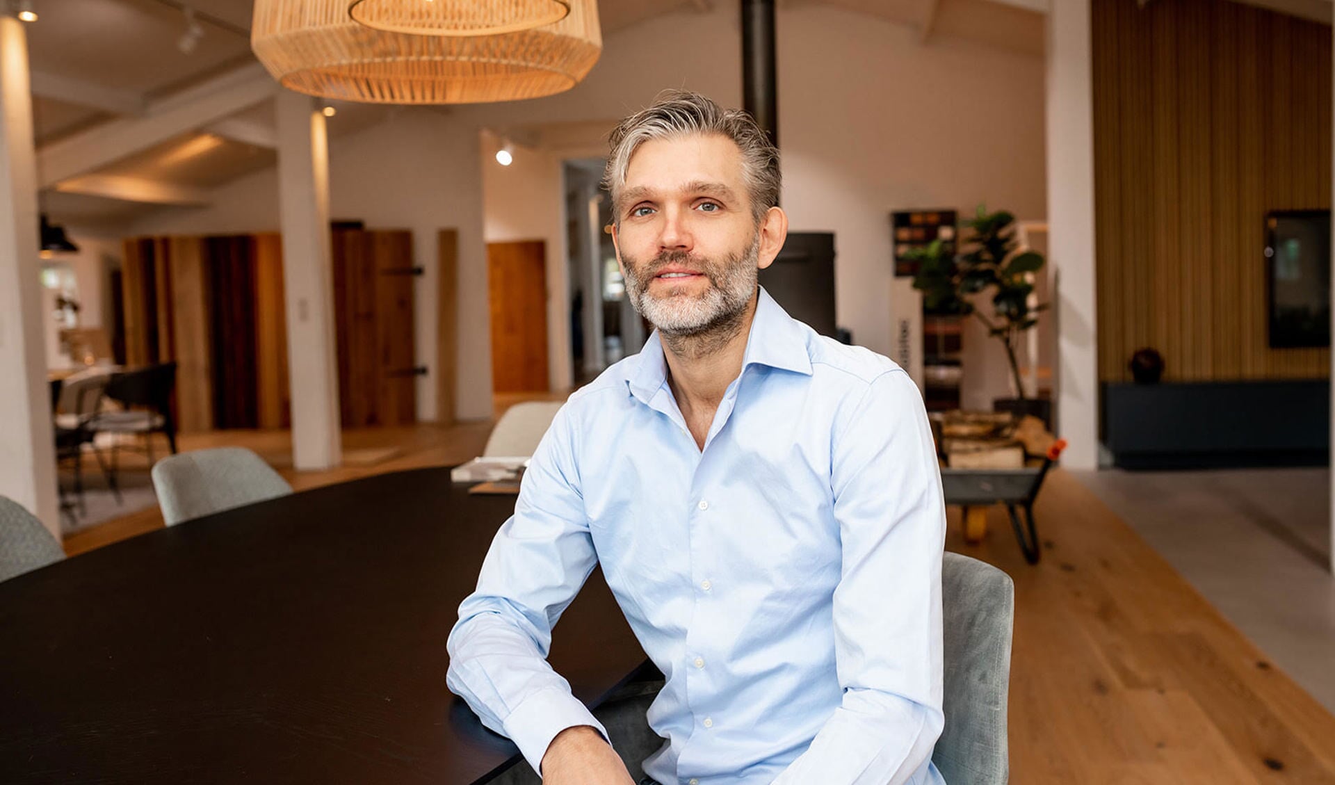 Paul Hekman laat je in zijn Houtfabriek graag zien wat er allemaal mogelijk is in houten vloeren.