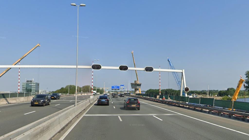 De A9 ter hoogte van de Schipholbrug over de Ringvaart.