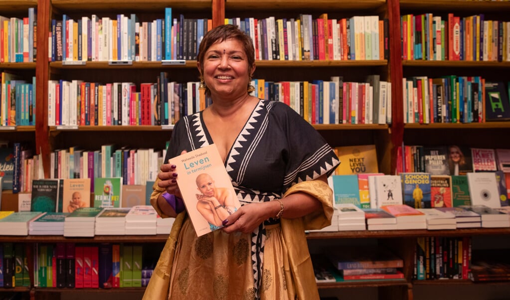Waheeda Shadood met haar boek ‘Leven in termijnen' in boekhandel Den Boer in Baarn.