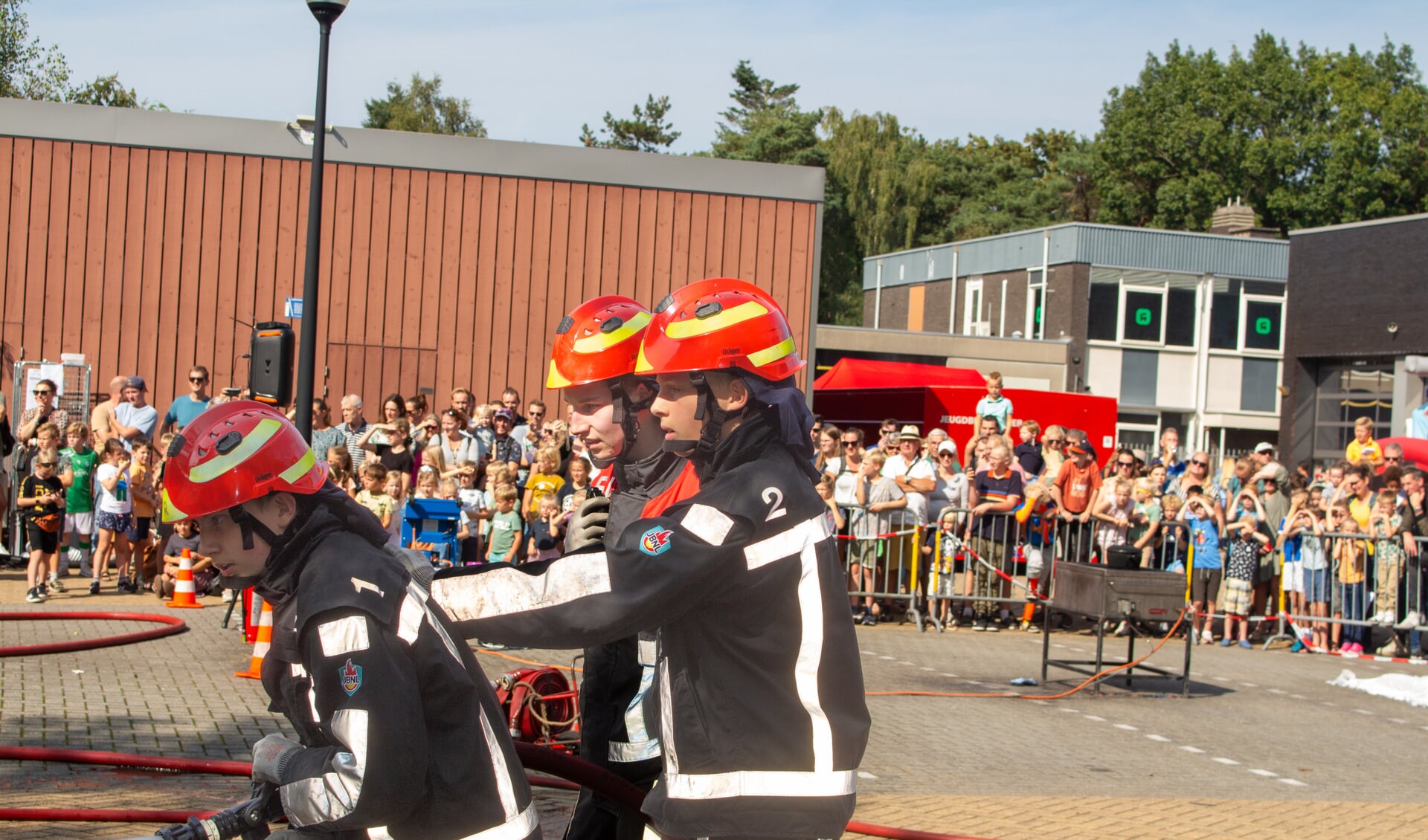 De jeugdbrandweer geeft een demonstratie.