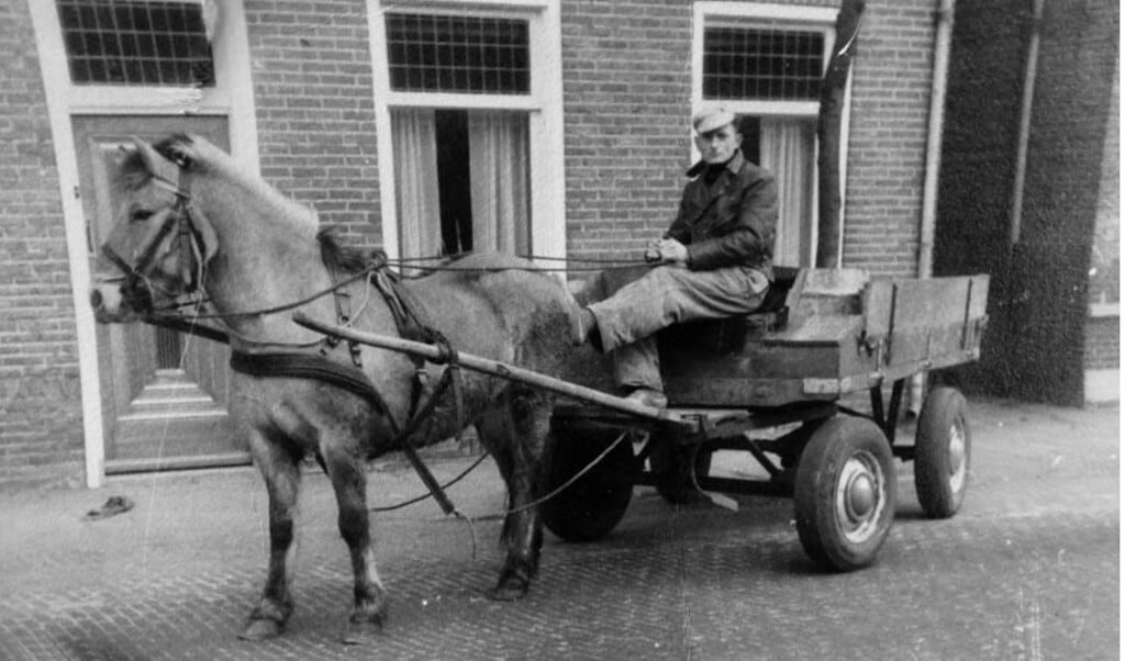 Jan Hardeman op zijn schillenkar in de Dorpsstraat  -