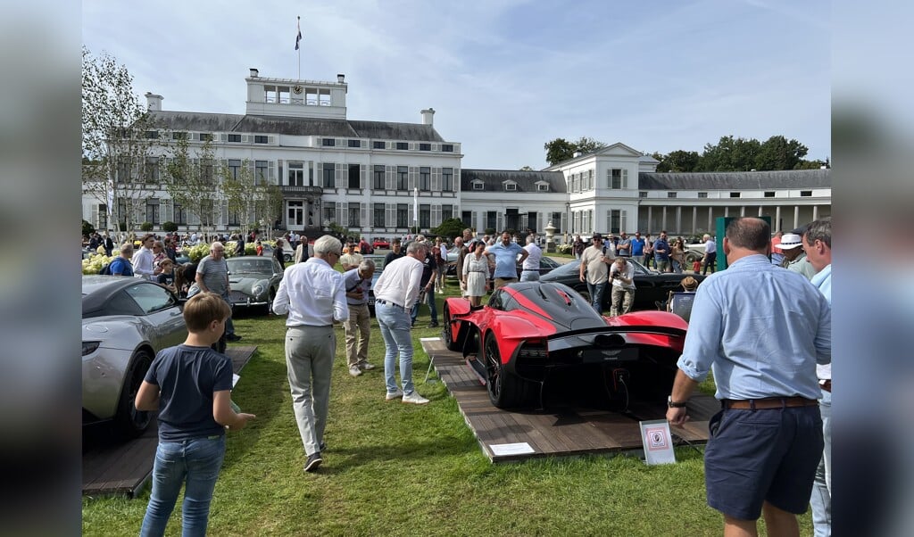 De Aston Martin Valkyrie, ruim drie mijloen euro, trok de meeste bekijks 